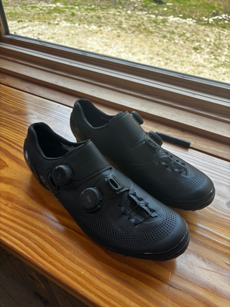 Men’s black cycling shoes with boa closure