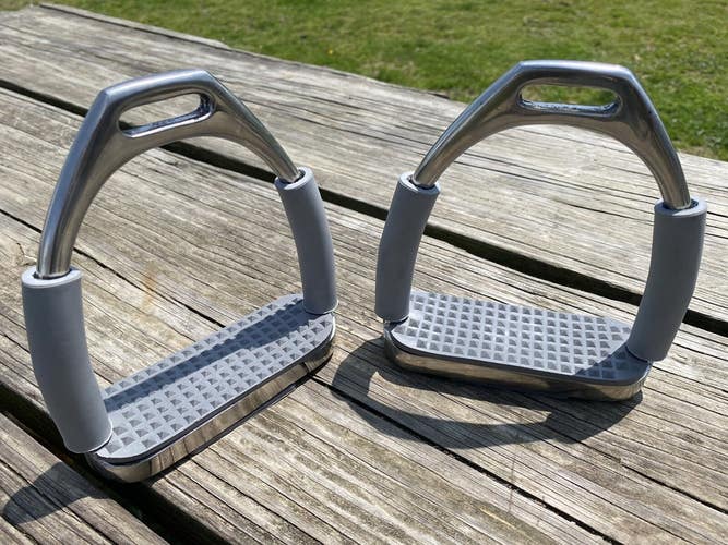 4.5" stainless hinged / jointed English stirrups irons w/pads