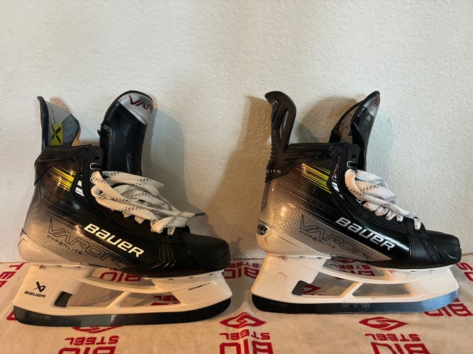 Black 2023 Bauer Vapor Hyperlite 2 Hockey Skates Regular Width 11 (New)