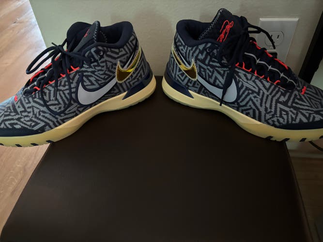 Men's Size M 10.0 (W 11.0) Nike Shoes (Used)