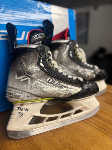 Bauer Vapor Hyperlite Hockey Skates - Senior 8 / fit 2 (Good Condition)
