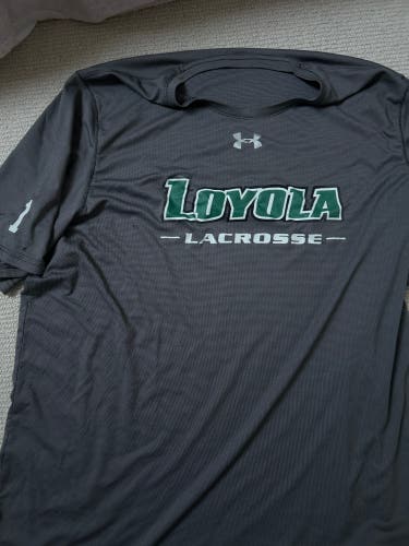 Loyola Large Men's Under Armour Shirt