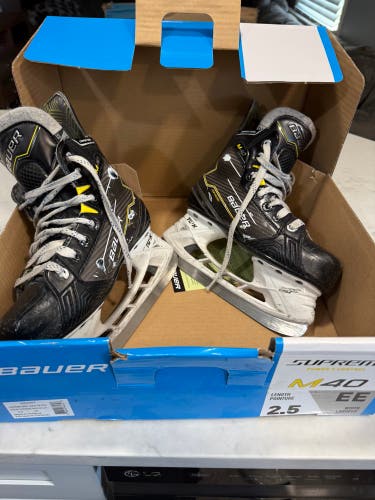 Black 2024 Bauer Supreme M40 Hockey Skates Extra Wide Width Size Junior 2.5 (Used)