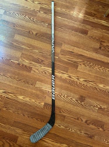 Intermediate Bauer Vapor Hyperlite Right Handed Hockey Stick P92 65 Flex (Used)