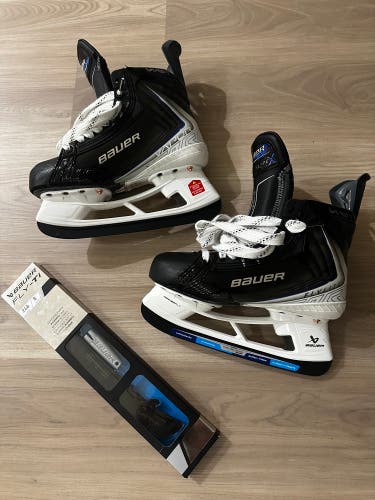 2025 Bauer Vapor Flylite Hockey Skates Regular Width Size 5.5 (New)