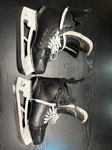 Black 2024 Bauer Supreme Shadow Hockey Skates Regular Width Pro Stock 10 (Used)