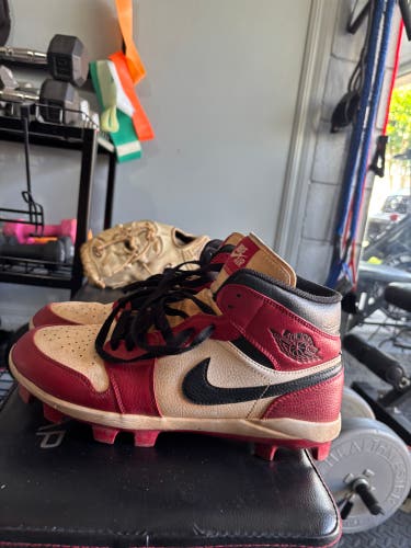 Men's Size M 10.0 (W 11.0) Adult Jordan Molded Cleats Cleats (Used)