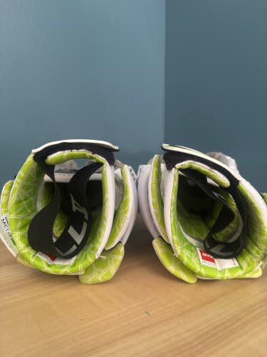 STX Cell V Lacrosse Gloves (New)