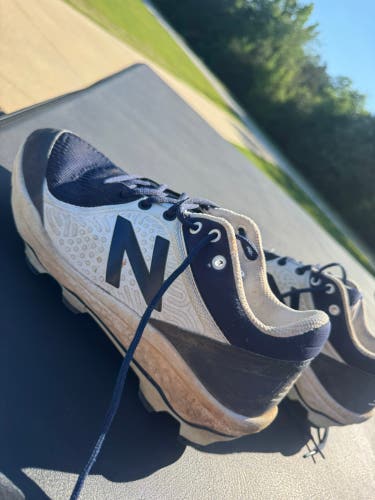White Men's Size M 11.5 (W 12.5) Adult New Balance Low Top Molded Cleats (Used)