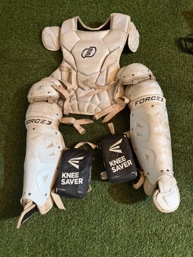 Force 3 White Catcher's Set (Used)