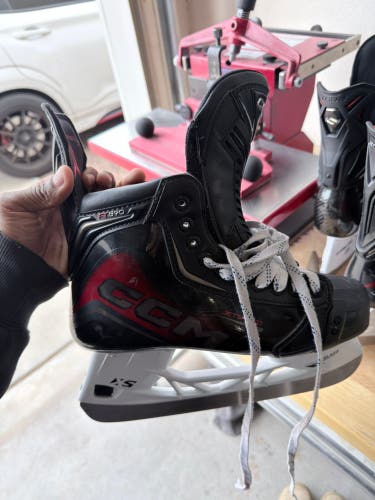 2025 CCM JetSpeed FT890 Hockey Skates Wide Width 8.5 (Used)