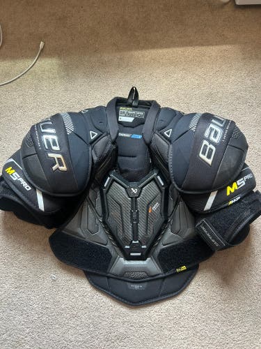 Medium Senior Bauer Supreme M5 Pro Shoulder Pads (Used)