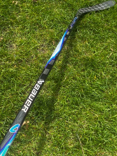 Senior Bauer Vapor Flylite Hockey Stick Right Handed P28 70 Flex (Used)