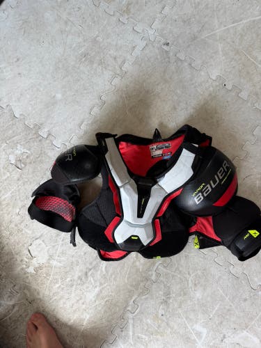 Men's Large Intermediate Bauer Vapor Shift Pro Shoulder Pads (Used)
