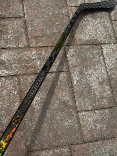 Senior Bauer Vapor Flylite Hockey Stick Right Handed P28 70 Flex (Used)
