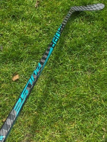 Senior Bauer Pulse Hockey Stick Right Handed P28 65 Flex (Used)