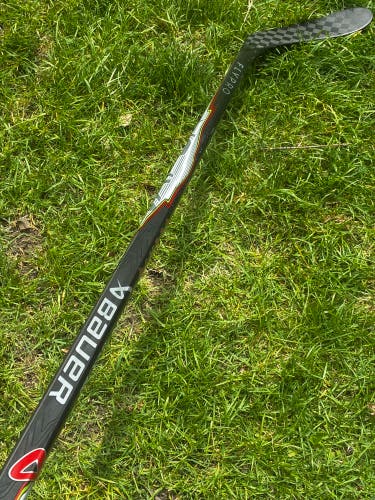 Senior Bauer Flypro Hockey Stick Right Handed P28 70 Flex (Used)