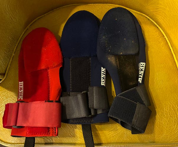 Blue Senior Sliding Mitt ( XL New) Red one is used Left (L) used blue is (L)