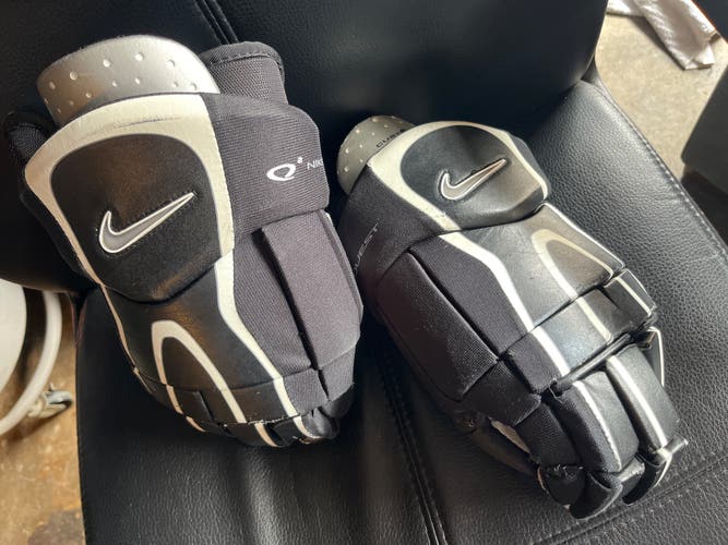 Nike Quest 2 Gloves 13.5" (Used)