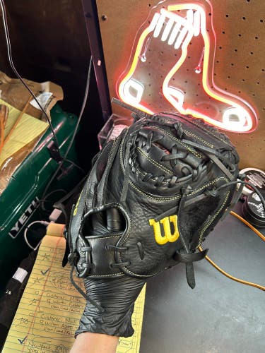 Wilson A950 RHT Catcher's Mitt 34" (Used)