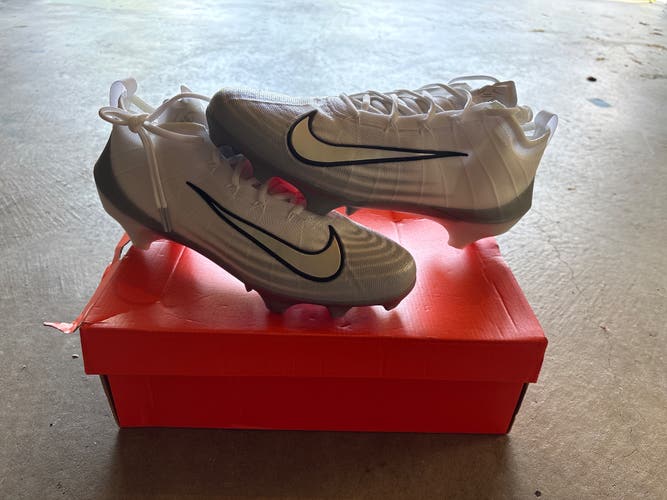 White Men's Size M 10.0 (W 11.0) Adult Nike Molded Cleats Cleats (New)