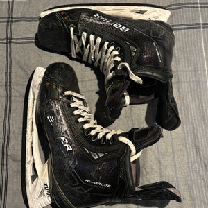 Black 2023 Bauer Vapor Hyperlite 2 Hockey Skates Wide Width 9 (Used)