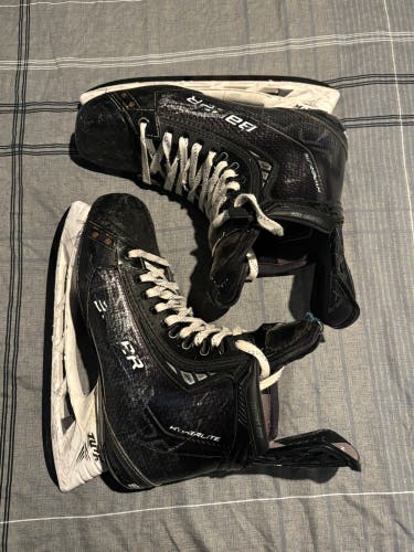 Black 2023 Bauer Vapor Hyperlite 2 Hockey Skates Wide Width 9 (Used)