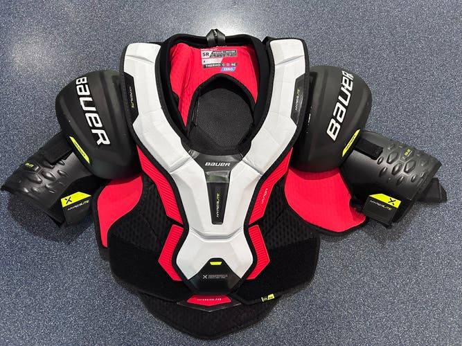 Men's Medium Senior Bauer Vapor Hyperlite Shoulder Pads (Used)