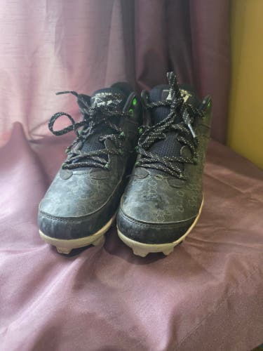 Under Armour Baseball Cleats (Used) Men's Size M 7.0 (W 8.0)
