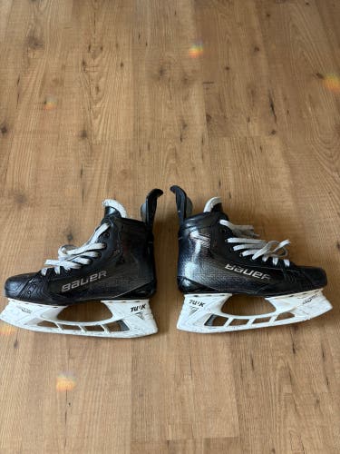 Black Bauer Vapor Hyperlite 2 Hockey Skates Extra Wide Width Pro Stock 7.5 (Used)