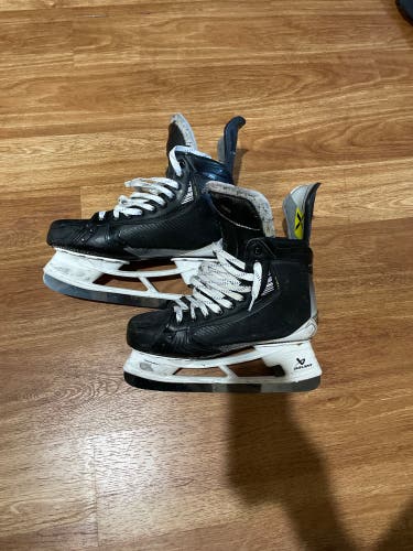 2023 Bauer Vapor Hyperlite 2 Hockey Skates Regular Width 11 (Used)
