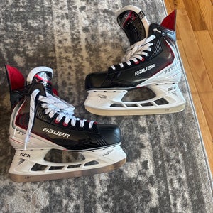 Black 2025 Bauer Vapor Fly30 Hockey Skates Extra Wide Width 10.5 (Used)