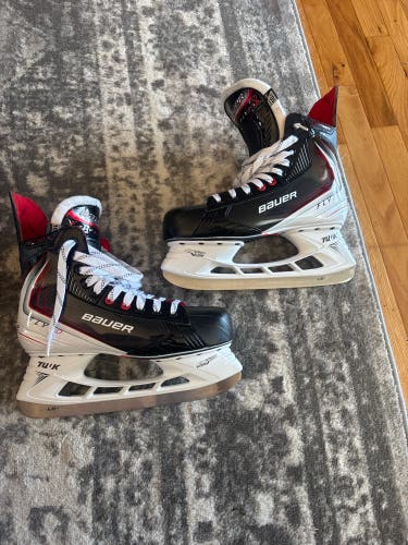 Black 2025 Bauer Vapor Fly30 Hockey Skates Extra Wide Width 10.5 (Used)