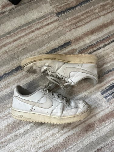 Men's Size M 10.5 (W 11.5) Adult Nike Air Force 1 Shoes (Used)