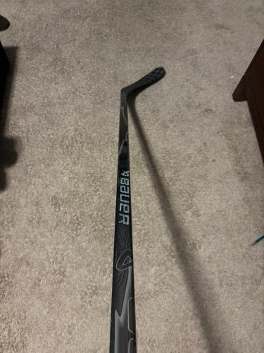 Intermediate Bauer Vapor Flylite Right Handed Hockey Stick P28 55 Flex (New)