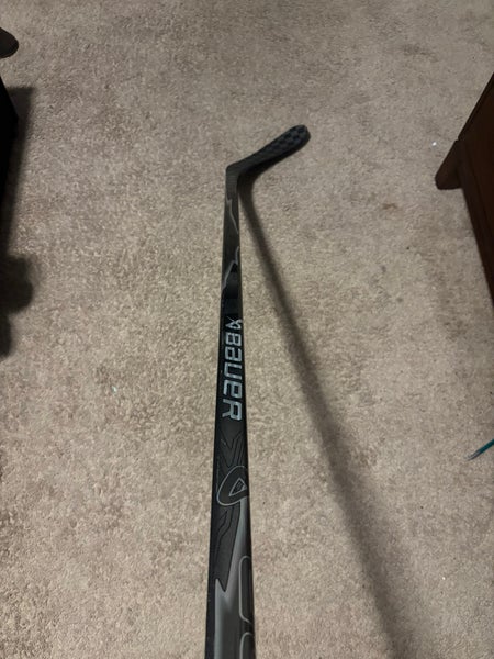Intermediate Bauer Vapor Flylite Right Handed Hockey Stick P28 55 Flex (New)