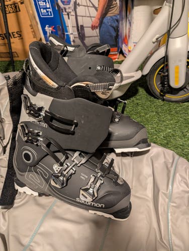 28.5 Men's Salomon All Mountain X Pro Energyzer 100 Ski Boots Medium Flex (Used only once)