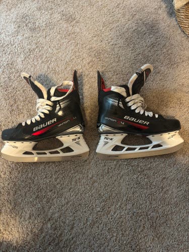 2023 Bauer Vapor X4 Hockey Skates Regular Width 9 (Used)