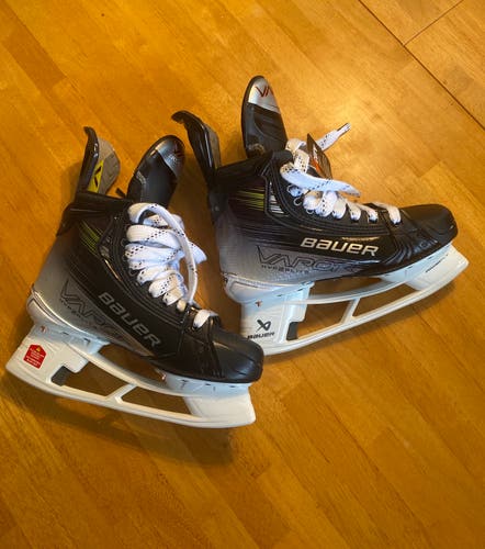 2023 Bauer Vapor Hyperlite 2 Hockey Skates Regular Width Size 6 (New)
