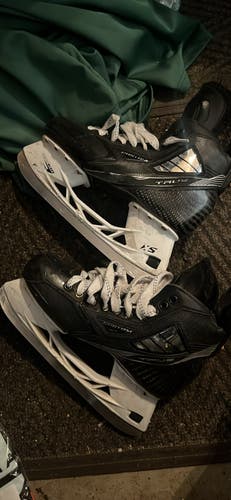 Black 2022 True Pro Custom Hockey Skates Regular Width Pro Stock 9 (Used)