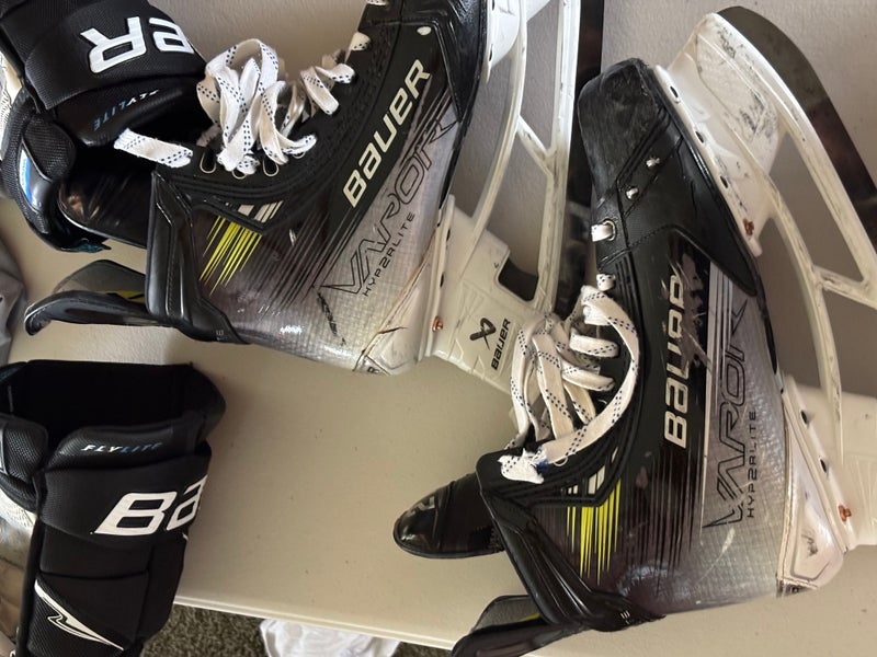 2023 Bauer Vapor Hyperlite 2 Hockey Skates 8.5 (Used)