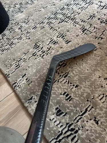 Senior Bauer Vapor Hyperlite 2 Right Handed Hockey Stick P92M 77 Flex (New)