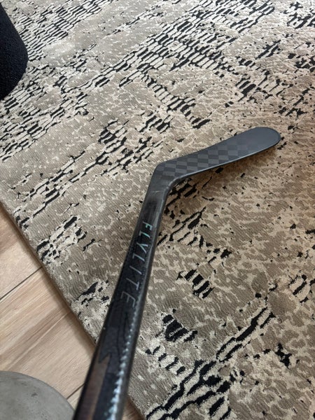 Senior Bauer Vapor Hyperlite 2 Right Handed Hockey Stick P92M 77 Flex (New)