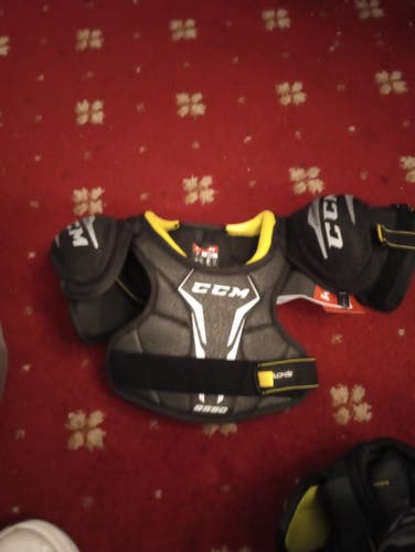 Small Youth CCM Tacks 9550 Shoulder Pads (New)