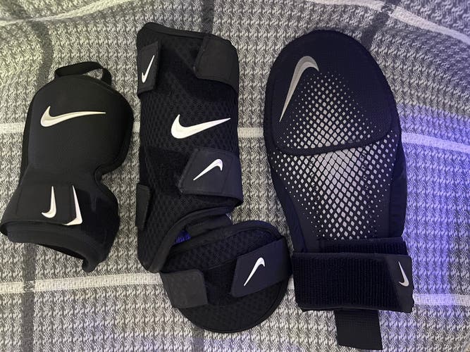 Black Senior Nike Wrist Guards (Used)