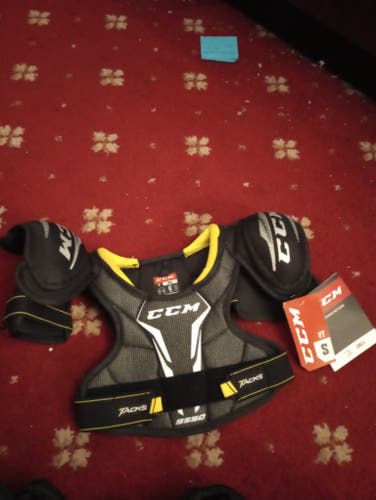 Small Youth CCM Tacks 9550 Shoulder Pads (New)