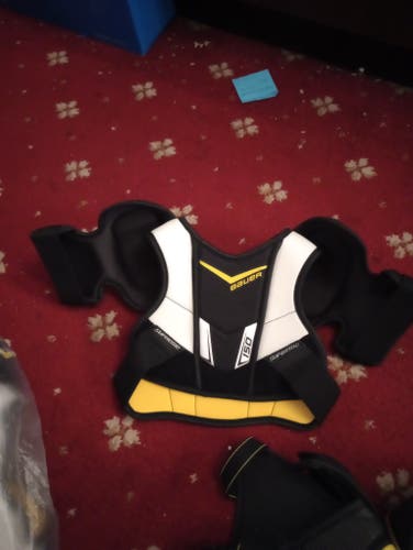 Small Junior Bauer Supreme 150 Shoulder Pads (New)