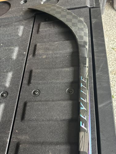 Senior Bauer Vapor Flylite Right Handed Hockey Stick P28 70 Flex (New)