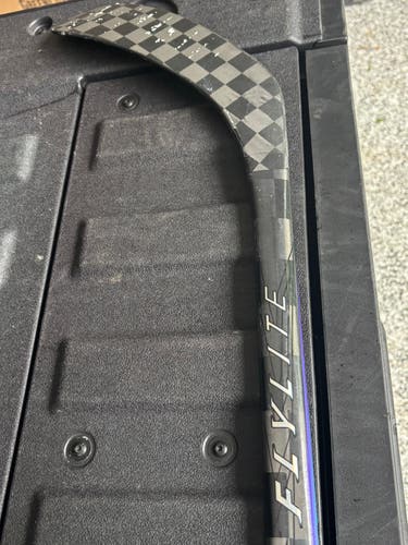 Senior Bauer Vapor Flylite Right Handed Hockey Stick P28 70 Flex (Used)