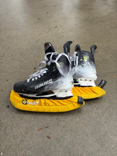 2023 Bauer Vapor Hyperlite 2 Hockey Skates Regular Width Size 5.5 (Used)
